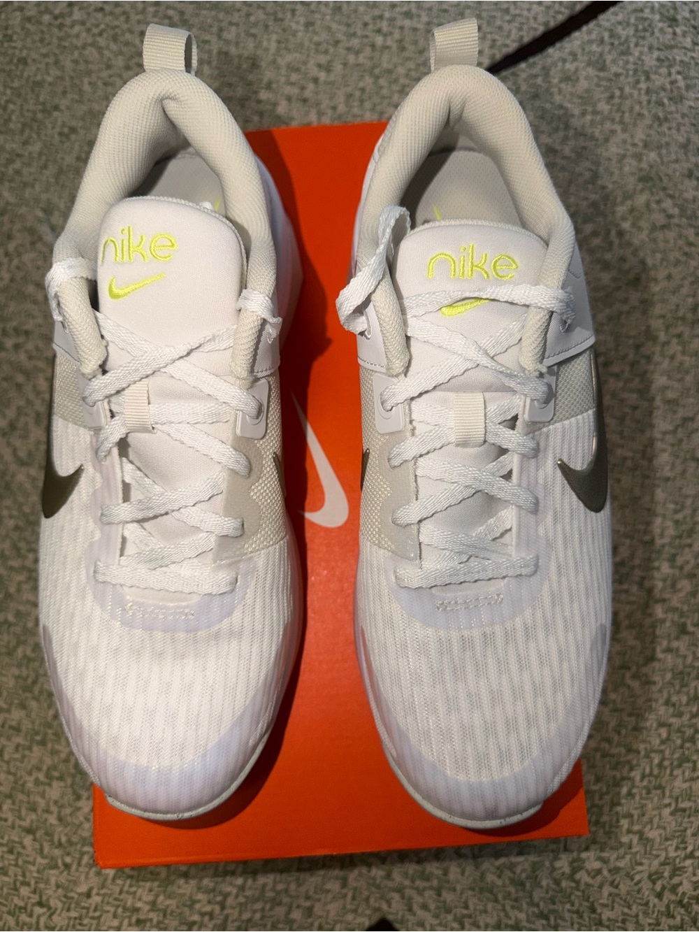 Nike women’s Zoom Bella 6 PRM White & Gold Low-Top Trainer size 10 new!! - Picture 3 of 11
